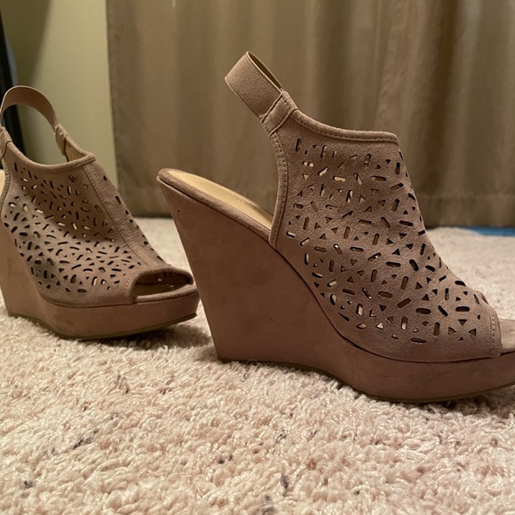 Chinese Laundry eyelet wedges - Picture 5 of 5